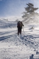 Al salir, lucha contra el viento.